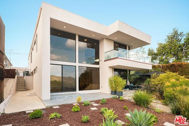 Backyard, Exterior, Facade, Modern