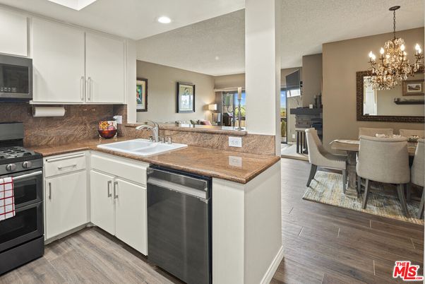 Chandelier, Dining room, Interior, Kitchen, Recessed Lighting, Stainless Steel Appliances, Wood Texture Flooring