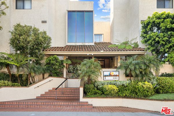 Exterior, Facade, Mediterranean
