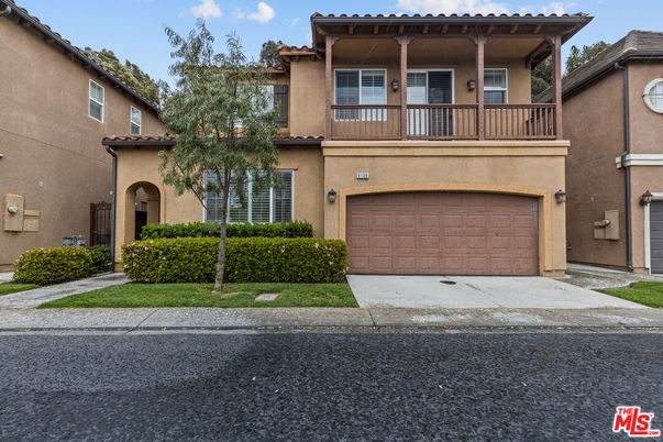 Attached, Exterior, Facade, Mediterranean