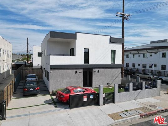 Exterior, Facade, Modern