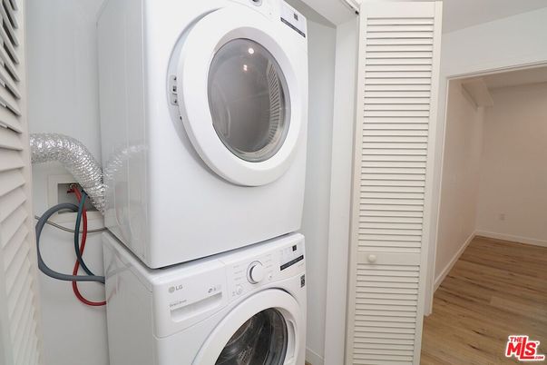 Interior, Utility Closets, Washer, Wood Texture Flooring