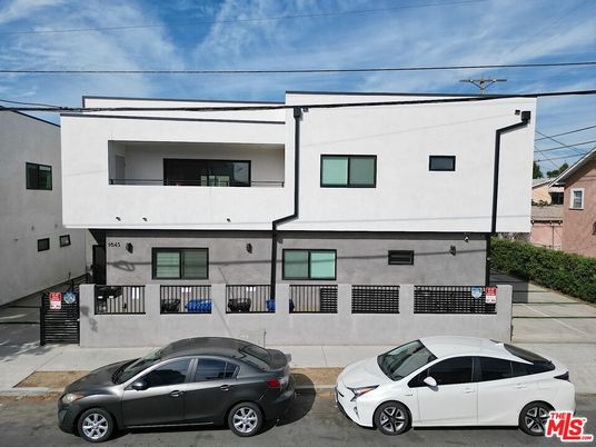 Exterior, Facade, Rowhouse