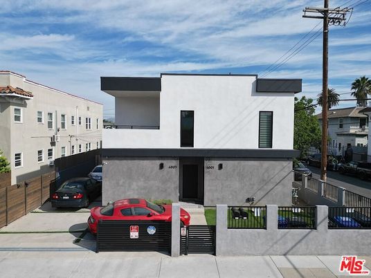 Exterior, Facade, Modern