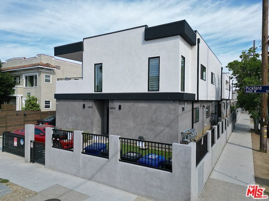 Exterior, Facade, Modern