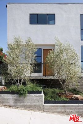 Exterior, Facade, Modern