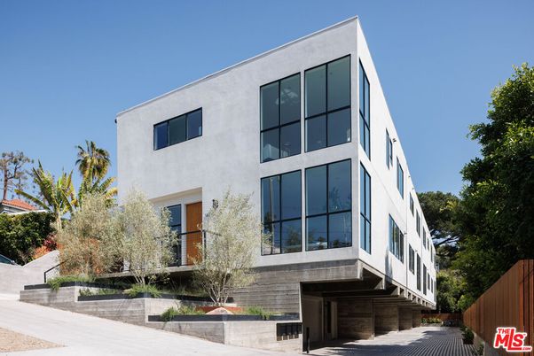 Exterior, Facade, Modern