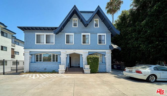 Attached, Exterior, Facade, Queen Anne Victorian