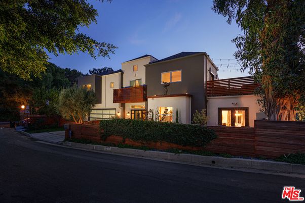 Exterior, Facade, Modern