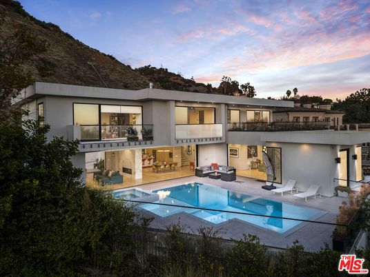 Exterior, Facade, Pool, Modern