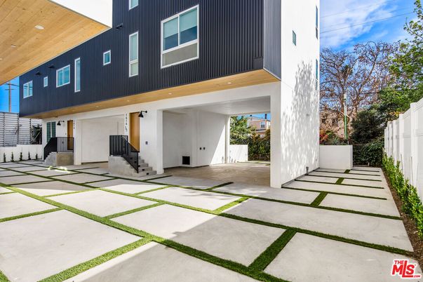 Exterior, Facade, Modern