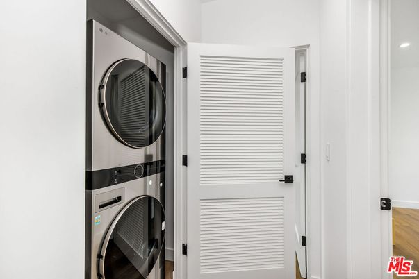 Interior, Utility Closets, Washer, Wood Texture Flooring