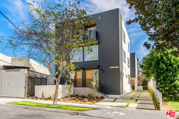 Exterior, Facade, Modern