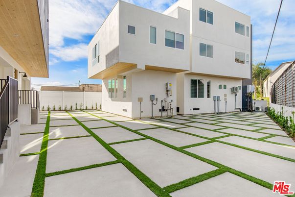 Backyard, Exterior, Facade, Modern