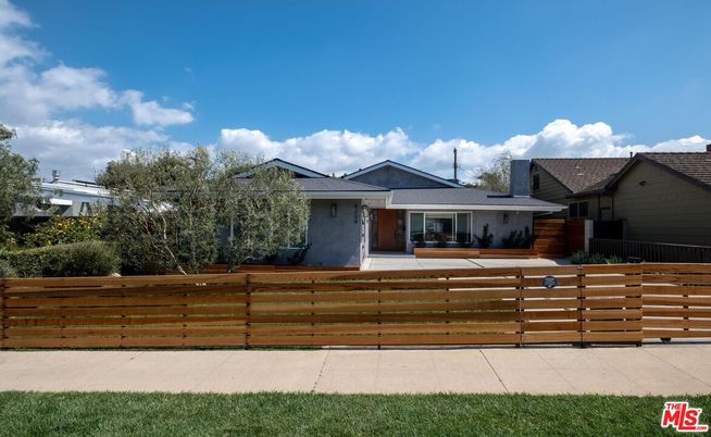 Exterior, Facade, Modern