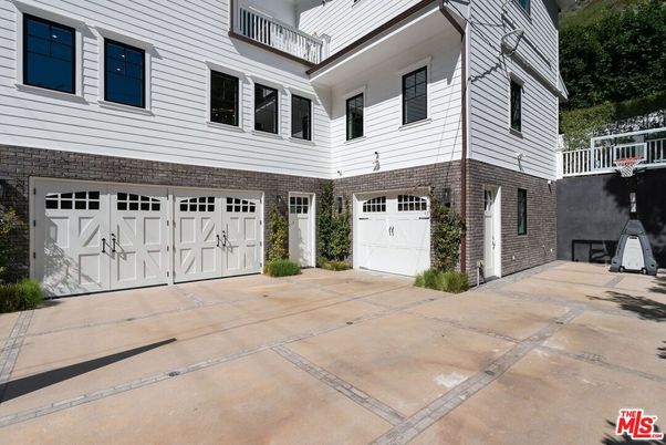 Attached, Exterior, Facade, Brick Facade, Rowhouse