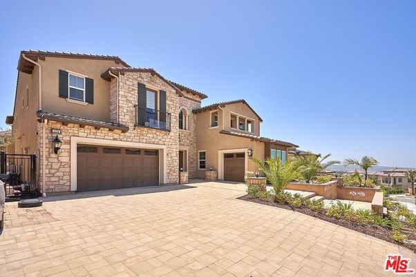 Attached, Exterior, Facade, Mediterranean