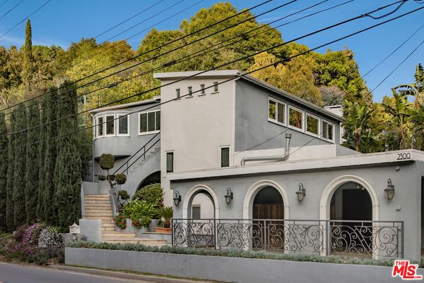 Exterior, Facade, Modern