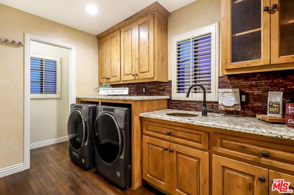 Interior, Recessed Lighting, Washer, Wood Texture Flooring
