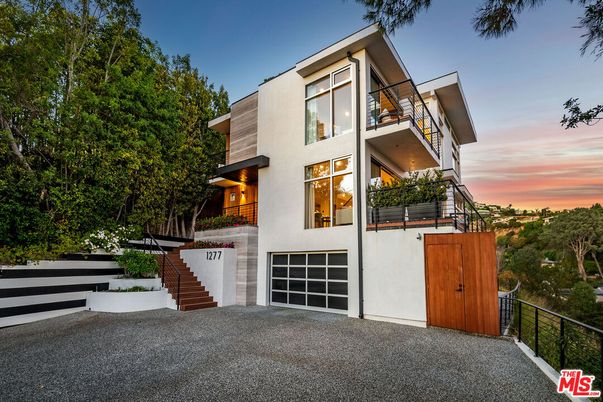Attached, Exterior, Facade, Modern