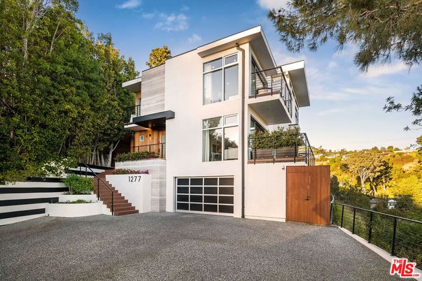Attached, Exterior, Facade, Modern
