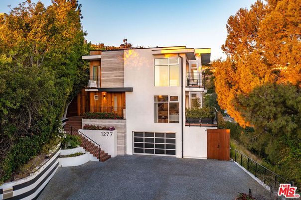 Attached, Exterior, Facade, Modern