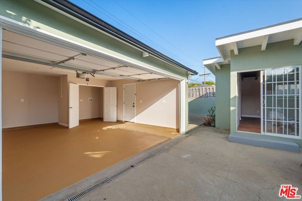 Exterior, Garage