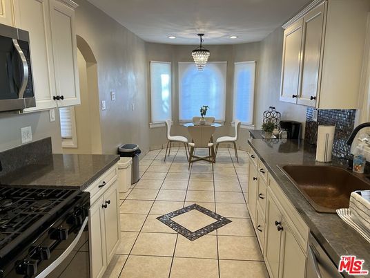 Chandelier, Dining room, Interior, Kitchen, Recessed Lighting, Water