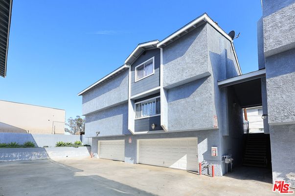 Attached, Exterior, Facade, Modern