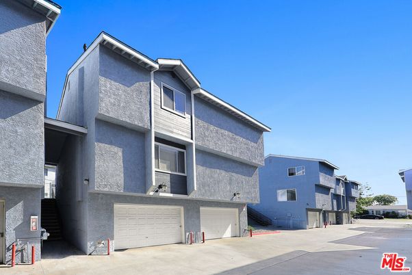 Attached, Exterior, Facade, Modern