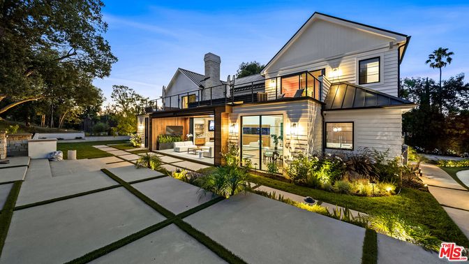 Backyard, Exterior, Facade, Farmhouse