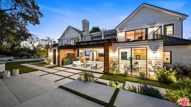 Backyard, Exterior, Facade, Farmhouse