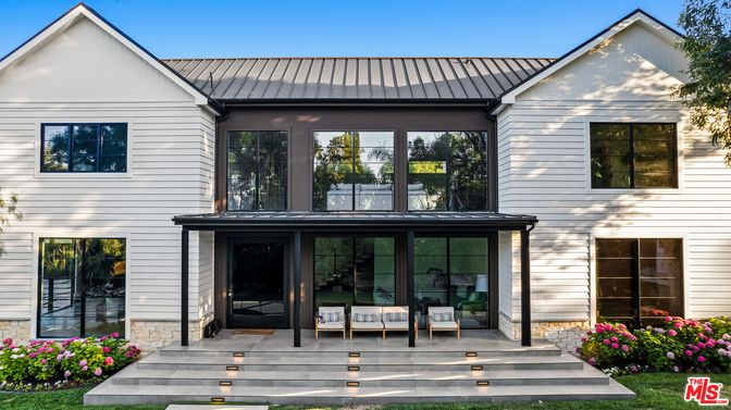Exterior, Facade, Farmhouse
