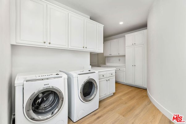 Interior, Recessed Lighting, Washer, Wood Texture Flooring