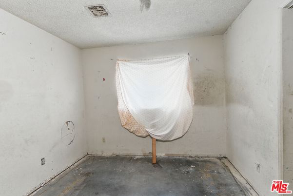 Empty room, Interior