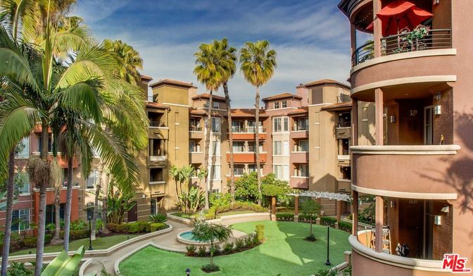 Exterior, Facade, Condo Building