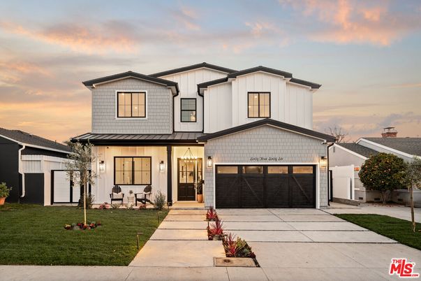 Attached, Exterior, Facade, Farmhouse