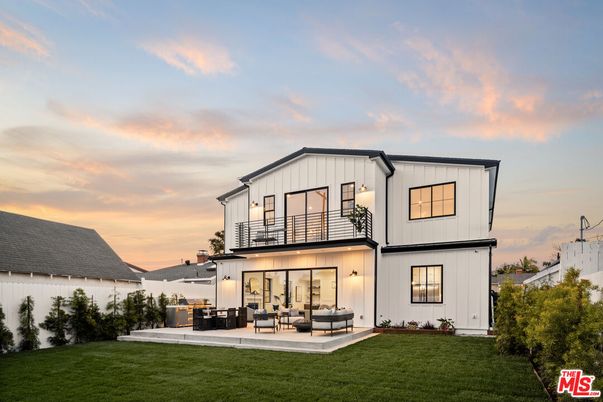Backyard, Exterior, Facade, Farmhouse