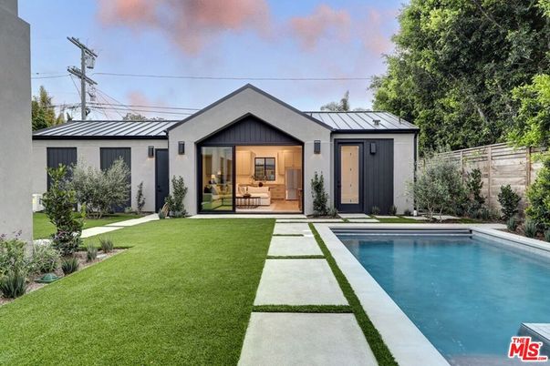 Backyard, Exterior, Facade, Pool, Ranch