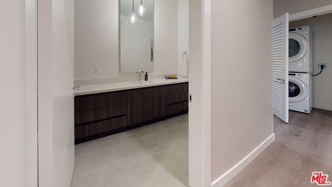 Interior, Utility Closets, Washer, Wood Texture Flooring