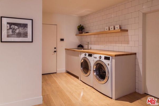 Interior, Washer, Wood Texture Flooring