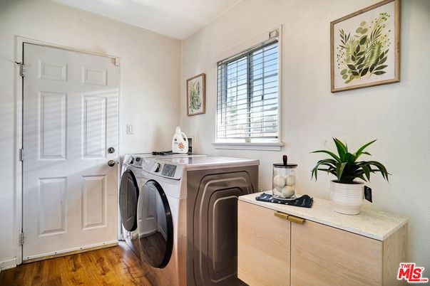 Interior, Washer, Wood Texture Flooring