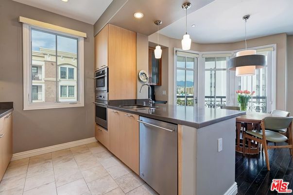 Dining room, Interior, Kitchen, Pendant Lights, Recessed Lighting, Stainless Steel Appliances