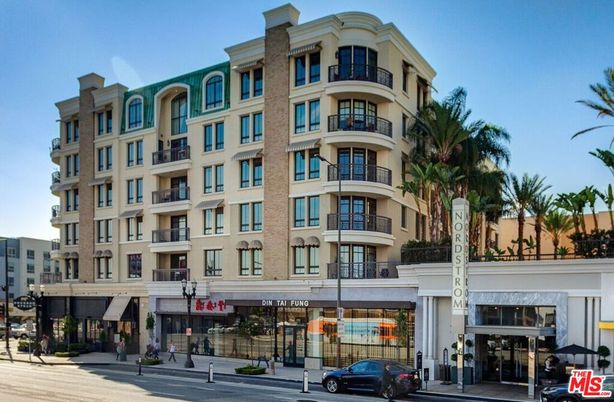 Exterior, Facade, Condo Building