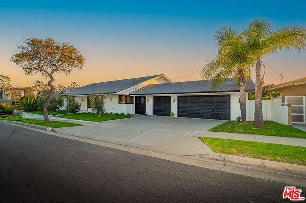 Attached, Exterior, Facade, Ranch