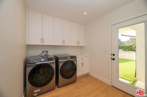 Interior, Recessed Lighting, Washer, Wood Texture Flooring