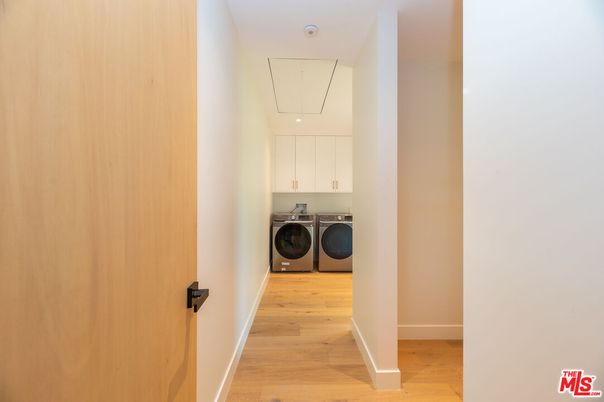 Interior, Utility Closets, Washer, Wood Texture Flooring