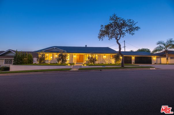 Exterior, Facade, Ranch