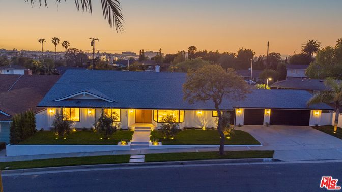 Attached, Exterior, Facade, Ranch