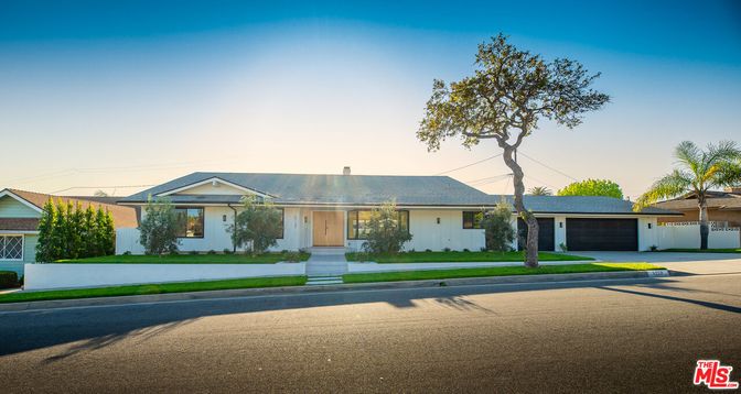 Attached, Exterior, Facade, Ranch